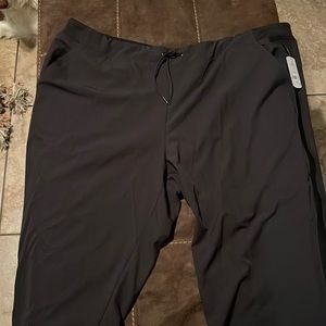 NWT Capri style lightweight joggers